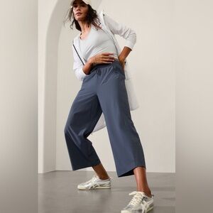 Women’s Athleta Avenue Wide leg Crop Pant size 4P Granite blue